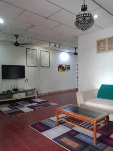 sala de estar con sofá y mesa de centro en Padang Besar City Homestay, en Padang Besar