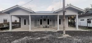 Una pequeña casa blanca con entrada para coches. en TEJAH HOMESTAY, en Johor Bahru 7 fotos más