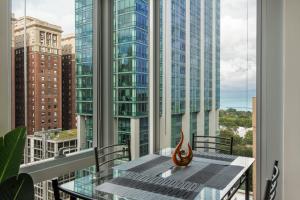 balcón con mesa y vistas a un edificio en Chicago get Away en Chicago