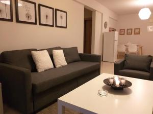 sala de estar con sofá y mesa en Artemis Panorama Escape Vacation en Tersephanou