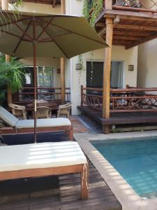 a pool with chairs and an umbrella next to a building at CASA CANDRA (HOTEL BOUTIQUE) in San Francisco