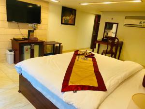 Cette chambre dispose d'un lit avec drapeau. dans l'établissement Minh Tam Phu Nhuan Hotel & Spa, à Hô-Chi-Minh-Ville