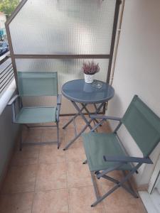 2 stoelen en een tafel op een balkon bij Aelia Studio in Larisa