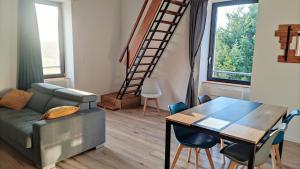 Posezení v ubytování Appartement duplex dans une ancienne usine