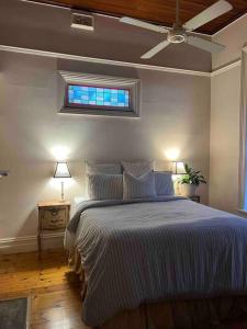 1 dormitorio con 1 cama grande y ventana en Breen Green House en Quarry Hill