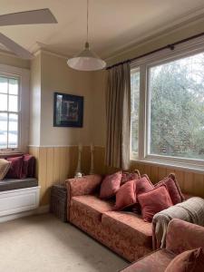 Quarry Hill的住宿－Breen Green House，客厅的窗户前设有沙发