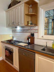 cocina con fregadero y fogones horno superior en Breen Green House en Quarry Hill