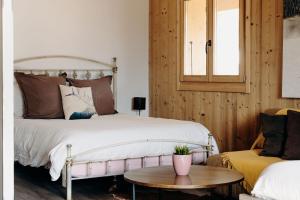 1 dormitorio con cama, mesa y sofá en La Villa d'Hélène 2 - Chambres d'hôtes BnB et Appartements - Cluses en Cluses