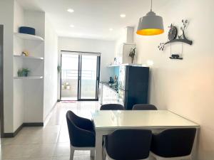 ニャチャンにあるRoyal Oceanus Nha Trang Apartmentのテーブルと椅子のあるキッチンとダイニングルーム