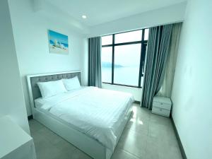 Mường Thanh Luxury Viễn Triều Apartment في نها ترانغ: غرفة نوم بسرير ونافذة كبيرة