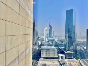 Blick auf die Skyline der Stadt von einem Gebäude in der Unterkunft Liberty House - 1BR Apartment - Allsopp&Allsopp in Dubai
