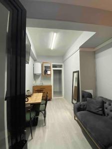 ein Wohnzimmer mit einem Sofa und einem Tisch in der Unterkunft Kadıköy Miski Amber in Istanbul