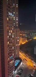widok na budynek w nocy z ruchem w obiekcie Skopje Sky City 19th Floor Twin Apartments with Indoor Pool & Spa & Fitness Including in Price w mieście Skopje