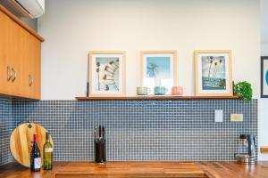 una encimera de cocina con tres cuadros en la pared en Seascape Sunset Villa - Aldinga Beach - C21 SouthCoast Holidays, en Aldinga Beach