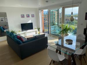 salon z kanapą i szklanym stołem w obiekcie 7th floor apartment w Londynie