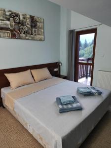 Postel nebo postele na pokoji v ubytování Shekerdejiiski guest house bansko