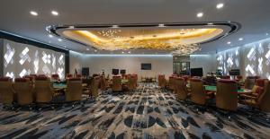 une salle de conférence avec des chaises, des tables et un plafond dans l'établissement Solaria Nishitetsu Hotel Busan, à Busan