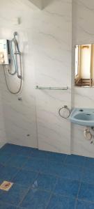 ein Badezimmer mit einem WC, einem Waschbecken und einem Spiegel in der Unterkunft Relaxing Retreats at Cocobay Apartments in Port Dickson