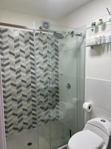 bagno con doccia in vetro e servizi igienici di Aparment Deluxe San Isidro a Lima