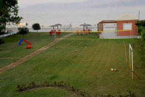 un campo da tennis in un cortile vicino all'oceano di Biscoutsis Apartments & Studios a Kávos
