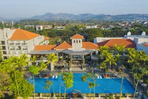 Bazén v ubytování Mason Pine Hotel Bandung nebo v jeho okolí