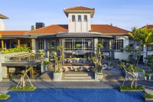 Bazén v ubytování Mason Pine Hotel Bandung nebo v jeho okolí