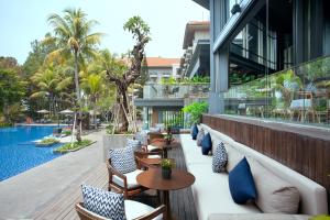 Bazén v ubytování Mason Pine Hotel Bandung nebo v jeho okolí