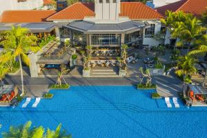 Bazén v ubytování Mason Pine Hotel Bandung nebo v jeho okolí