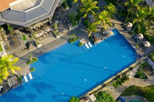 Bazén v ubytování Mason Pine Hotel Bandung nebo v jeho okolí
