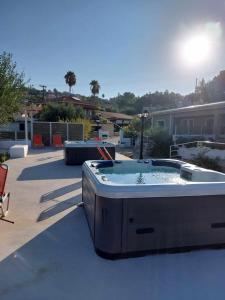a hot tub sitting on top of a patio at pan apartment in Lassi