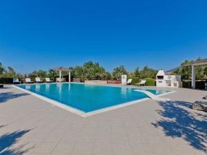 マツァーラ・デル・ヴァッロにあるVilla with private pool and many leisure facilitiesの青い水の大型スイミングプール