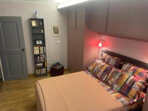 a bedroom with a large bed with a pink headboard at Chambre_privée_Collioure_centre in Collioure