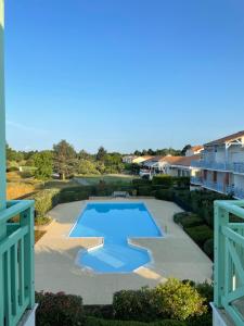 Swimmingpoolen hos eller tæt på Unappartalamer Vue Golf de Pornic et piscine