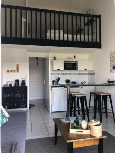 Køkken eller tekøkken på Unappartalamer Vue Golf de Pornic et piscine