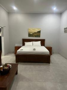 un dormitorio con una cama y una mesa en Hidden Gem Uluwatu Apartments, en Uluwatu