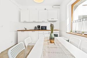 Кухня или мини-кухня в Chic & Modern Apartment
