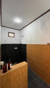 baño con lavabo y ducha con ventana en Coral Voice 1 Homestay & Lumbung, en Gili Trawangan