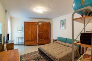 Casa Romano في Polino: غرفة نوم بسرير وخزانة خشبية