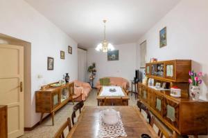Casa Romano في Polino: غرفة معيشة مع طاولة وأثاث خشبي