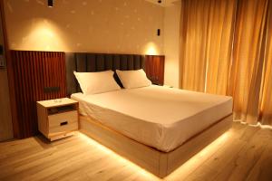 Postel nebo postele na pokoji v ubytování Grace Inn Hotel Dehradun
