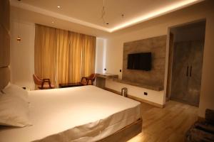 TV a/nebo společenská místnost v ubytování Grace Inn Hotel Dehradun
