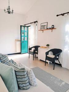sala de estar con sofá, sillas y mesa en Casa Marina - Tenuta Calano, en Celle Ligure