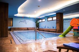 Bazén v ubytování Hotel Elegance nebo v jeho okolí