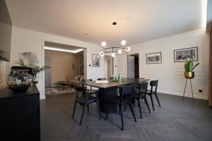 a dining room with a black table and chairs at Hotell Wesenbergh in Rakvere