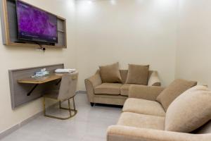 TV in/ali zabaviščno središče v nastanitvi DUQUM PLAZA HOTEL