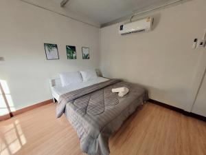 una camera con un grande letto di Sawan Srang Nang Kaew a Ban Takhop