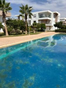 una gran piscina frente a una casa en Residence tafoult imi ouadar taghazout en Agadir nʼ Aït Sa