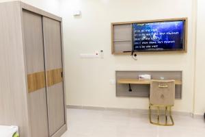 TV in/ali zabaviščno središče v nastanitvi DUQUM PLAZA HOTEL