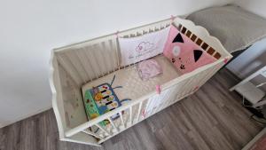 a crib in a childs room with a crib at maison normande en paix 