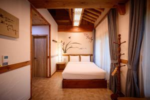 เตียงในห้องที่ Jeonju Wangyijimil Hanok Hotel